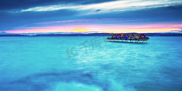 巴拉顿湖摄影照片_七彩的晚霞，在巴拉顿湖