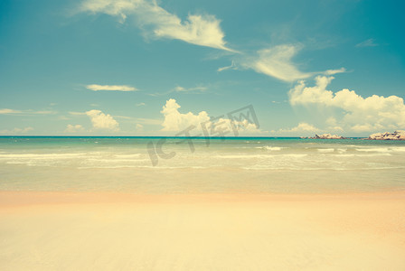 海报边框摄影照片_复古沙滩和蓝色的天空 