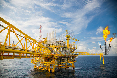 生产石油和天然气老式图片样式、 石油和天然气工业和勤奋工作的海上施工平台、 生产平台和操作过程的手动和自动功能.