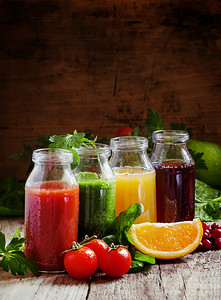 榨摄影照片_从水果和蔬菜的新鲜果汁瓶 