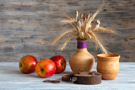 乡村风格: 碗、 红苹果和旧生锈挂锁木制的桌子上