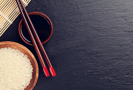 日本寿司酱油碗和水稻的筷子