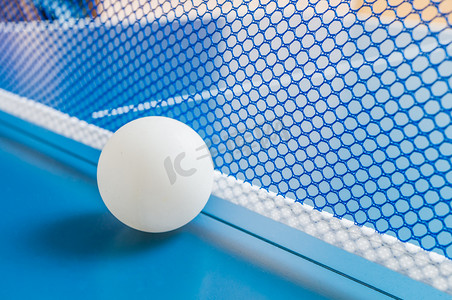 乒乓球球和网为玩乒乓球。体育概念.