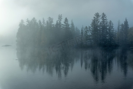 江上风景摄影照片_在 Zhombolok 河上的晨雾