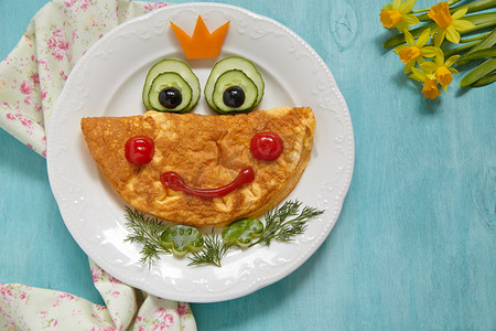 滑稽的微笑青蛙公主煎蛋