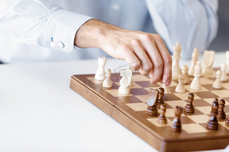 两个年轻人在下棋的肖像