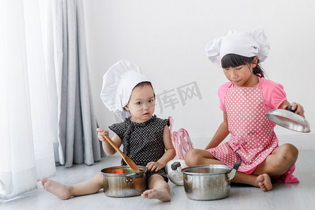 泛亚洲摄影照片_亚洲儿童玩家里的厨师.