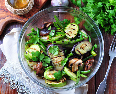 and摄影照片_Grilled vegetables - zucchini, eggplant, green beans, onion, mushrooms, garlic and coriander, olive oil, wine vinegar and light soy sauce. Healthy foods.