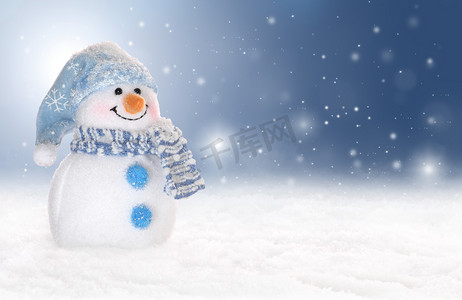 雪摄影照片_假期或冬季背景与可爱、 开朗的雪人，在雪中