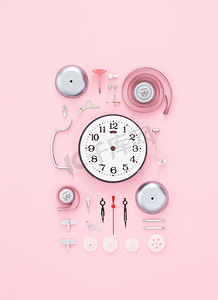 机械风格时钟摄影照片_组织在粉红色的时钟组件 