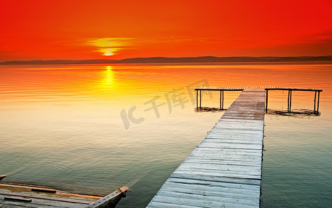 巴拉顿湖以非常漂亮的日落