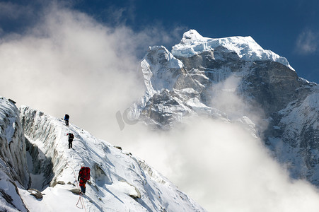 矢量登山的人摄影照片_登山者在山上