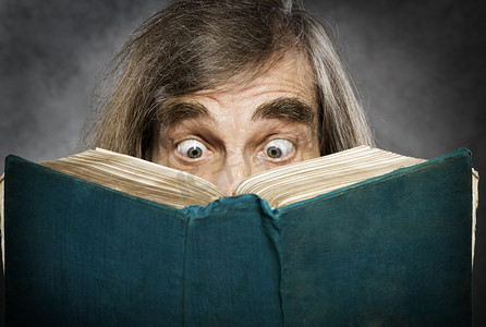 阅读老人摄影照片_高级阅读本打开的书，惊讶的老人，令人惊异的目光看空白封面