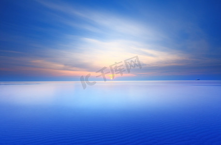 气候班花摄影照片_蓝色的大海和天空在日落时