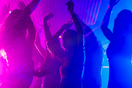 党人在迪斯科舞厅或俱乐部跳舞