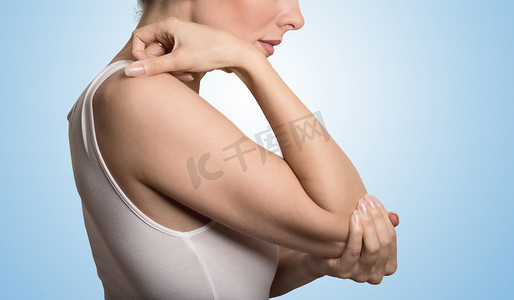 and摄影照片_Arm pain and injury concept. Closeup side profile woman with painful elbow