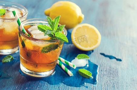 refreshing摄影照片_Fresh cold iced tea with mint, ice and lemons, refreshing drink,