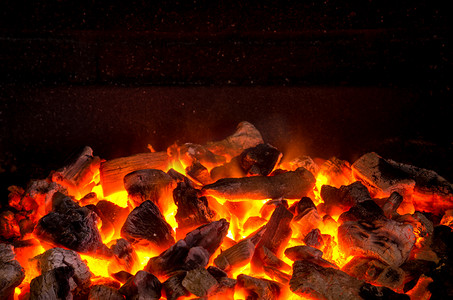 燃气燃烧器具安装摄影照片_活着炭火烧烤在燃烧