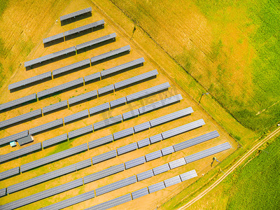 对太阳能电厂在农业景观鸟瞰图