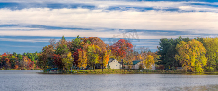 crop摄影照片_电影作物的秋天苹果河上鲜艳的色彩