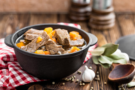 黑椒牛柳意面摄影照片_美味红烧牛肉肉与蔬菜，汤炖牛肉