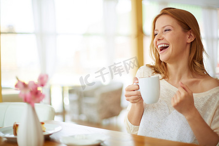 杯咖啡笑的女人
