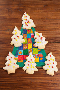 家庭烘培摄影照片_在木头上的圣诞树圣诞饼干