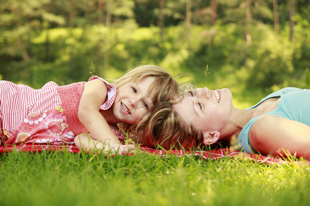 妈妈和她的小女儿在草地上玩アウトドア フィールドに愛のカップル 