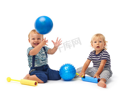 儿童小彩虹摄影照片_Adorable boys playing with toys