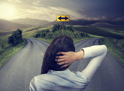 risk摄影照片_business woman in front of two roads thinking deciding