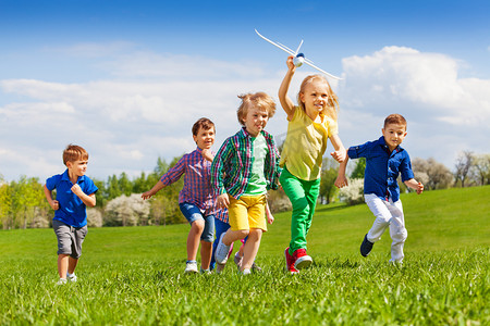 大通摄影照片_happy running kids with airplane toy