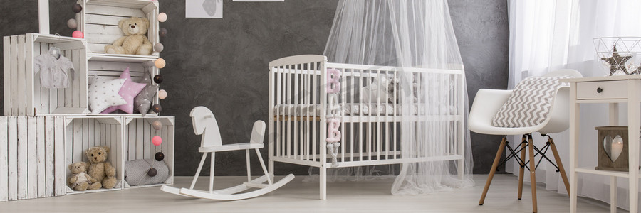furniture摄影照片_柔和的婴儿房装饰用父母的爱