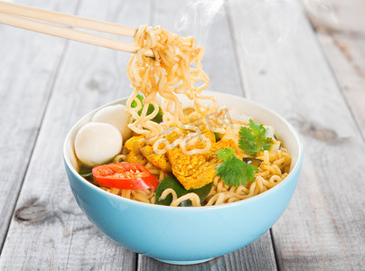 即时食物摄影照片_στιγμιαία noodles ζεστό και πικάντικο κάρυ