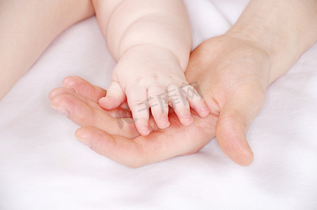 母亲和婴儿的手