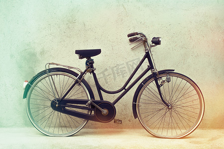 自行车复古摄影照片_美丽旧生锈的自行车复古与棒的效果颜色上 grunge 灰色背景 outodoors