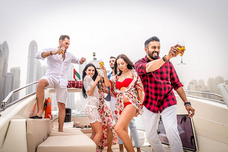 迪拜奢侈品摄影照片_庆祝在游艇上的人