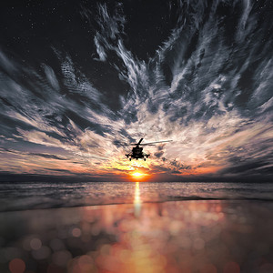 反动言论摄影照片_架 mi-8 型直升机，温暖日落日落海滩上