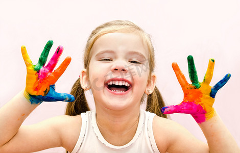 快乐的小女孩，用手在油漆