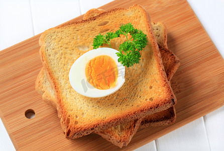 水煮蛋全麦面包猕猴桃摄影照片_烤面包和煮的鸡蛋