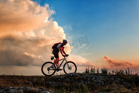 下坡路段摄影照片_骑自行车的人骑着自行车在山