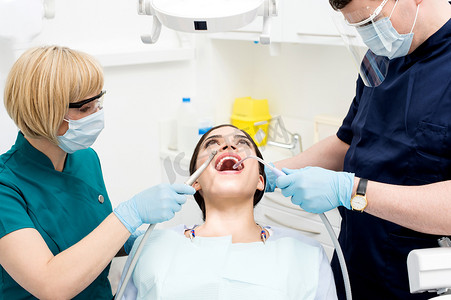 医疗清洁摄影照片_Dental cleaning, woman under treatment.