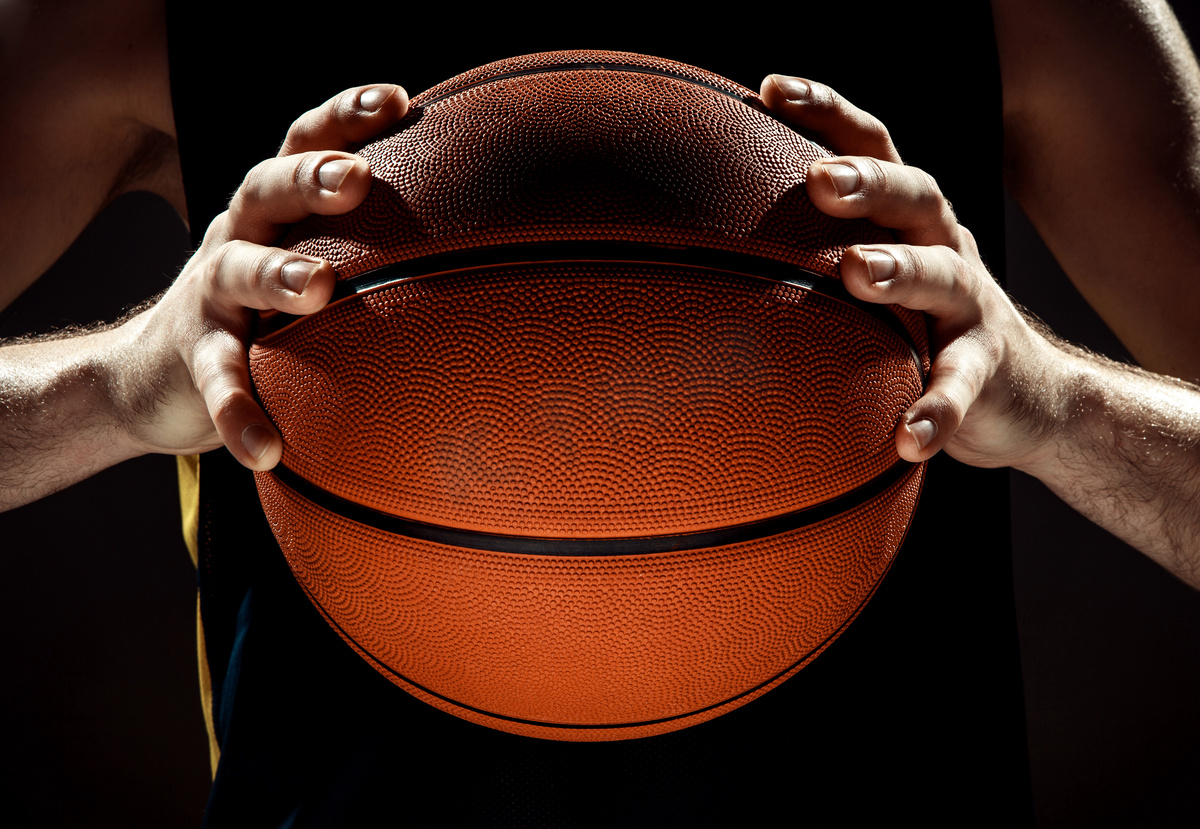篮球运动-手握着篮球 - 素材公社 tooopen.com