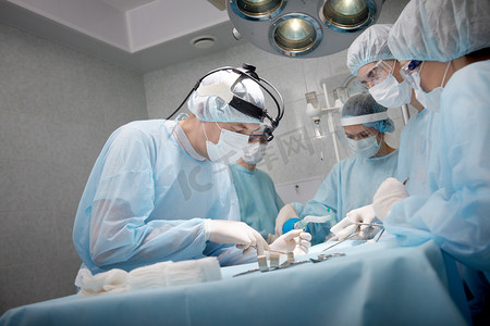 外科医生在手术室中保存的病人 