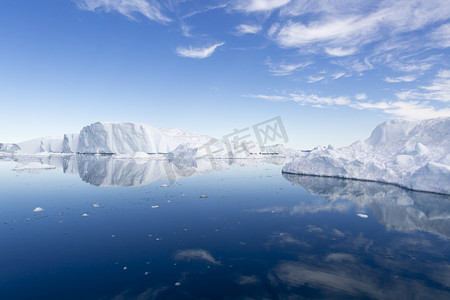 自然和风景的格陵兰岛。旅游科学船在冰上。全球变暖现象的研究。国际海洋考察理事会和冰山的不寻常的形式和颜色.