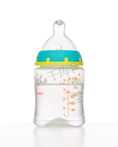 婴儿婴儿奶瓶喝水 