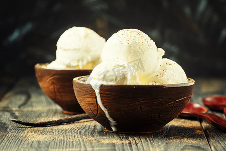 白色冰淇淋球摄影照片_香草冰淇淋球