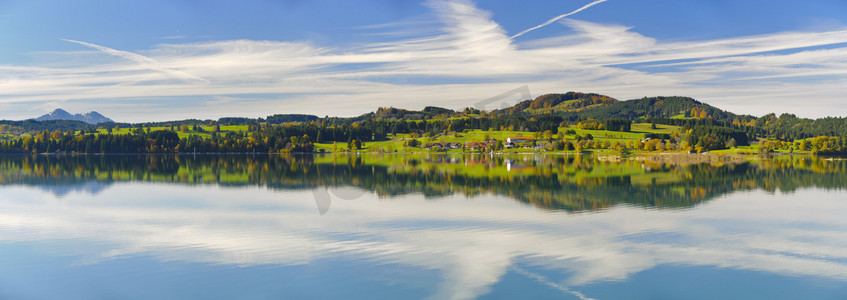 做核酸场面摄影照片_全景场面在巴伐利亚与山镜像在湖