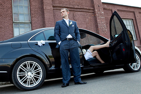 婚礼仪式。在执行的车，坐在新娘旁边的新郎.