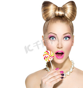 发型2摄影照片_女孩吃七彩的棒棒糖