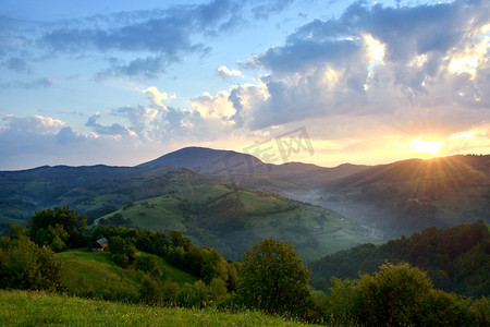 遇见仙境摄影照片_在山景观的雄伟日落。暴风雨前的阴天。喀尔巴阡、 罗马尼亚、 欧洲。美丽世界.